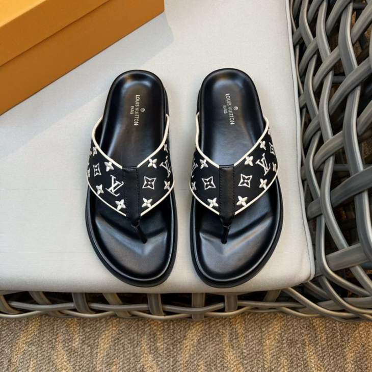 Picture of Louis Vuitton Slippers _SKULVsz38-45mnf03111421